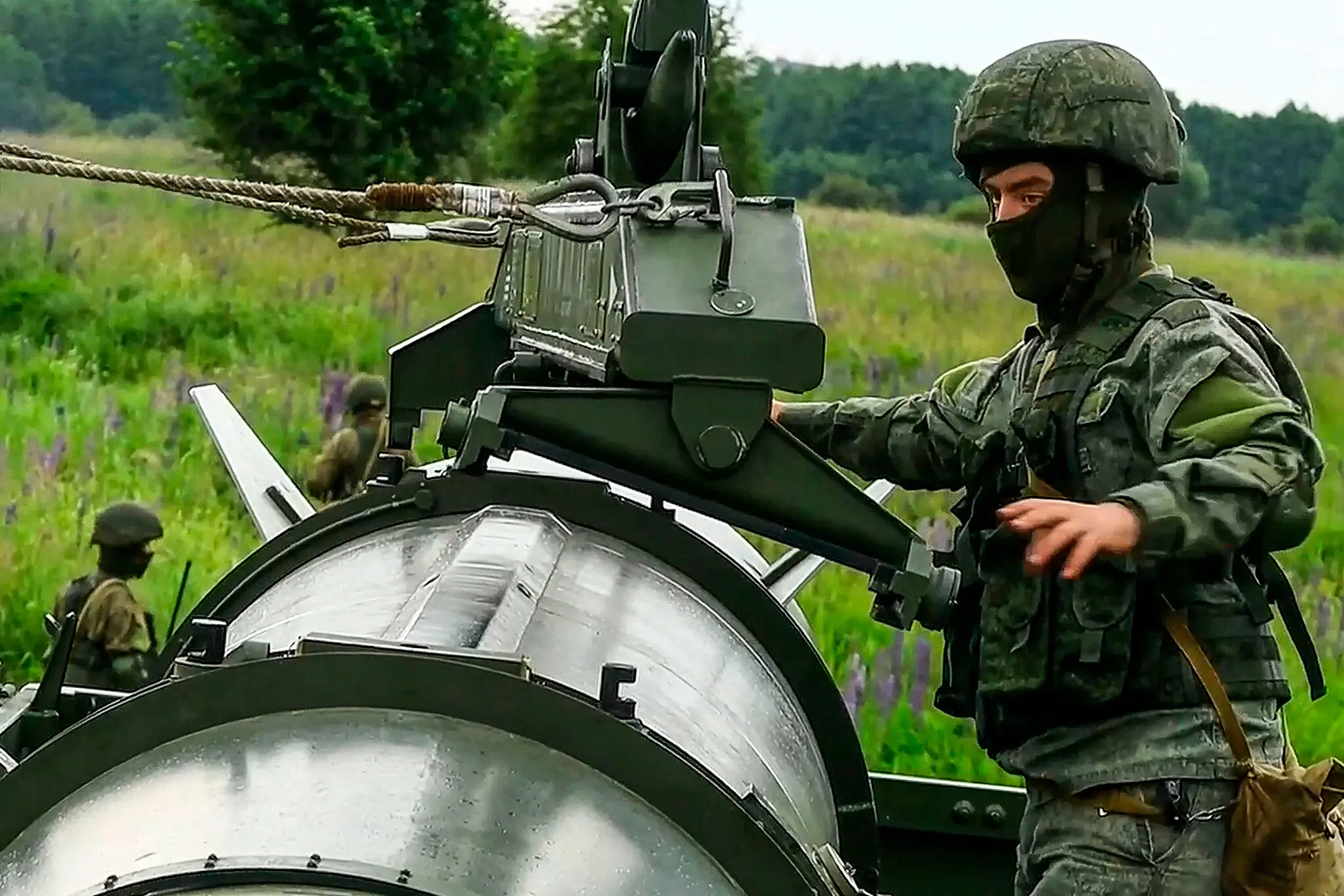 Російський солдат заряджає пускову установку балістичних ракет малої дальності під час військових навчань, на зображенні з відео, оприлюдненого Міністерством оборони Росії цього місяця.